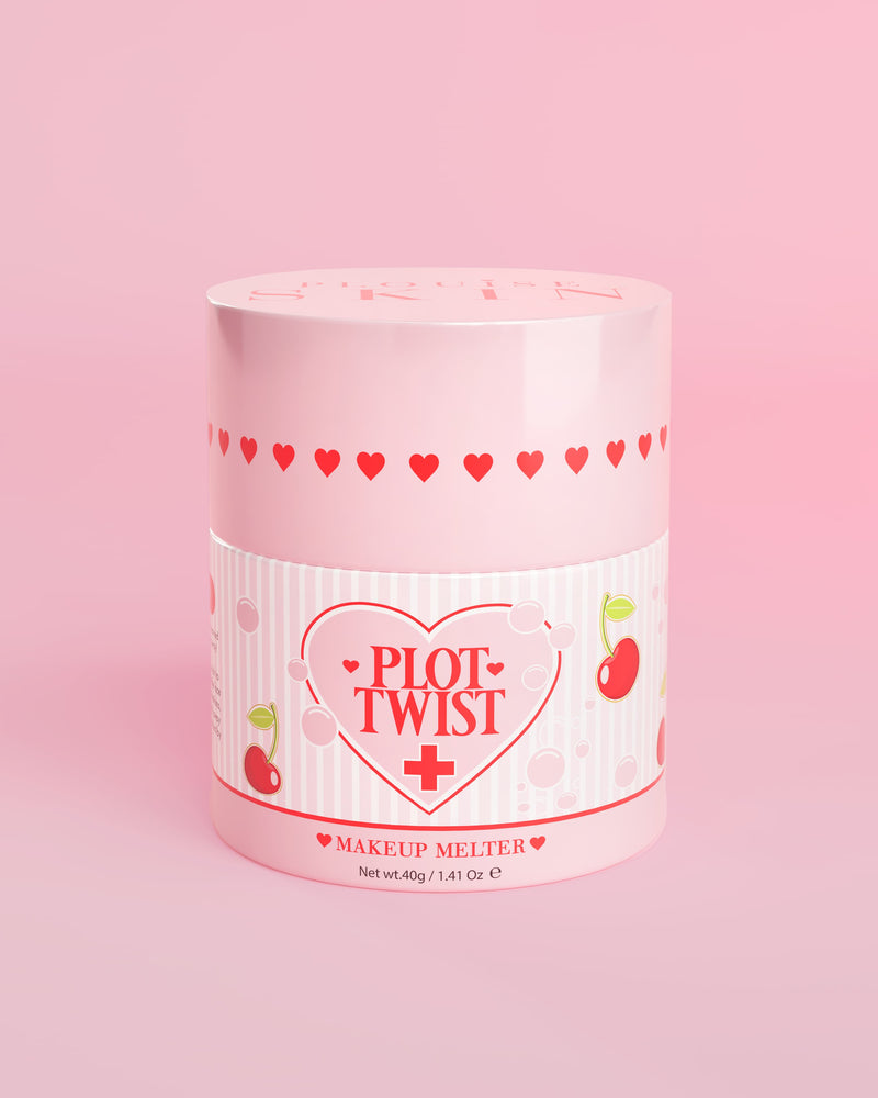 En lyserød beholder med P.Louise Plot Twist Makeup Melting Cleansing Balm med hjerte- og kirsebærdesign på etiketten mod en lyserød baggrund