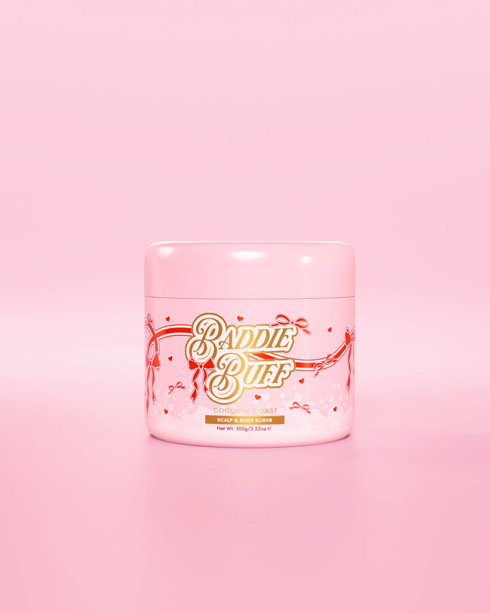 Et lyserødt P.Louise badekar eller Baddie Buff Scalp and Body Sugar Scrub i Coconut Coast