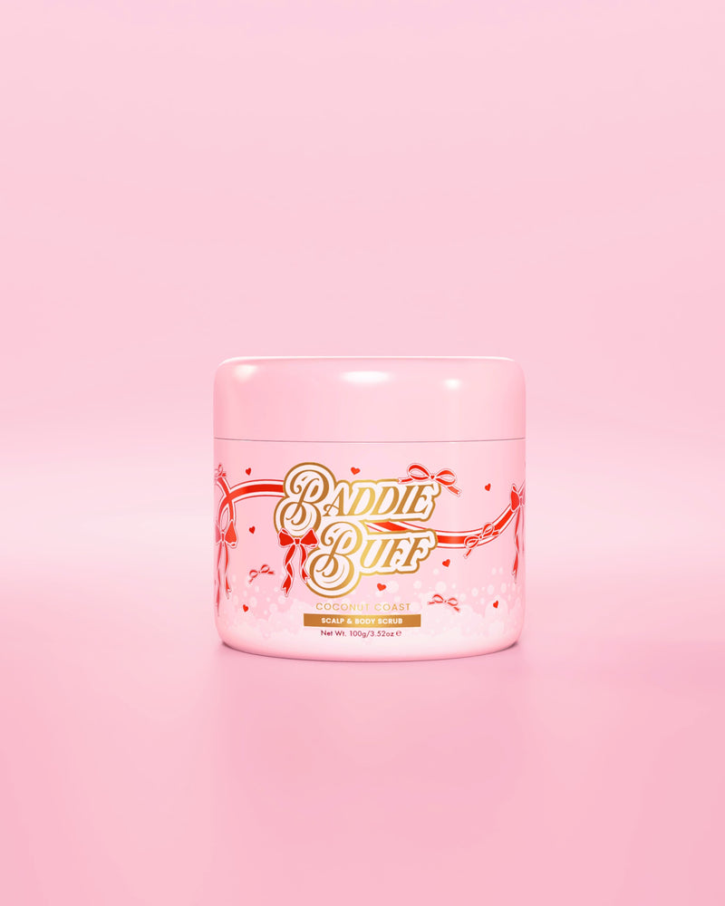 Et rosa P.Louise badekar eller Baddie Buff Scalp and Body Sugar Scrub i Coconut Coast