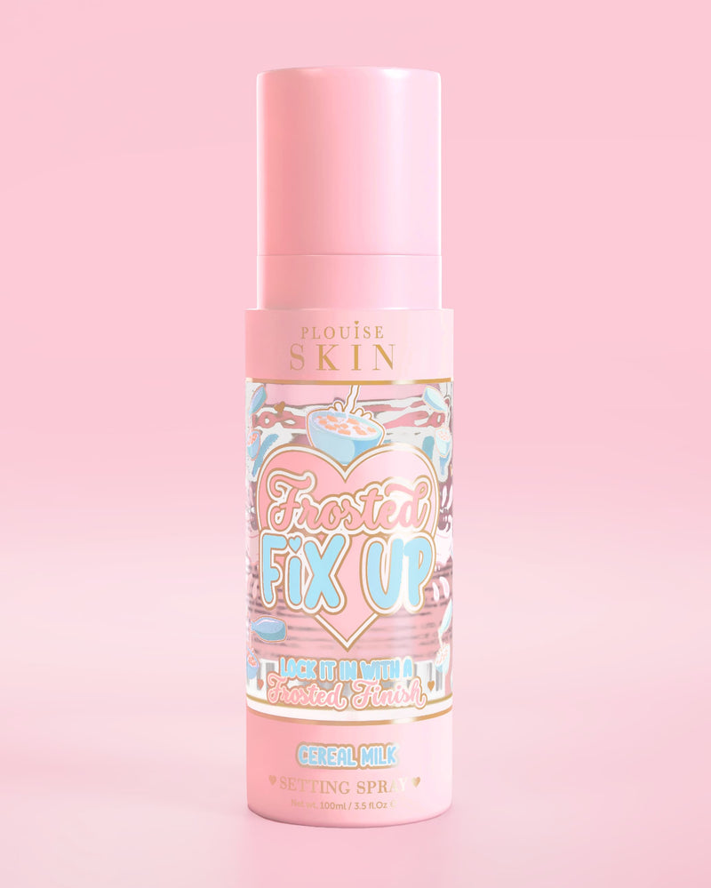 Rosa Flasche P. Louise Skin Breakfast Frosted Fix Up Blurring Setting Spray mit Cereal Milk-Duft, angereichert mit Hautpflege auf rosa Hintergrund