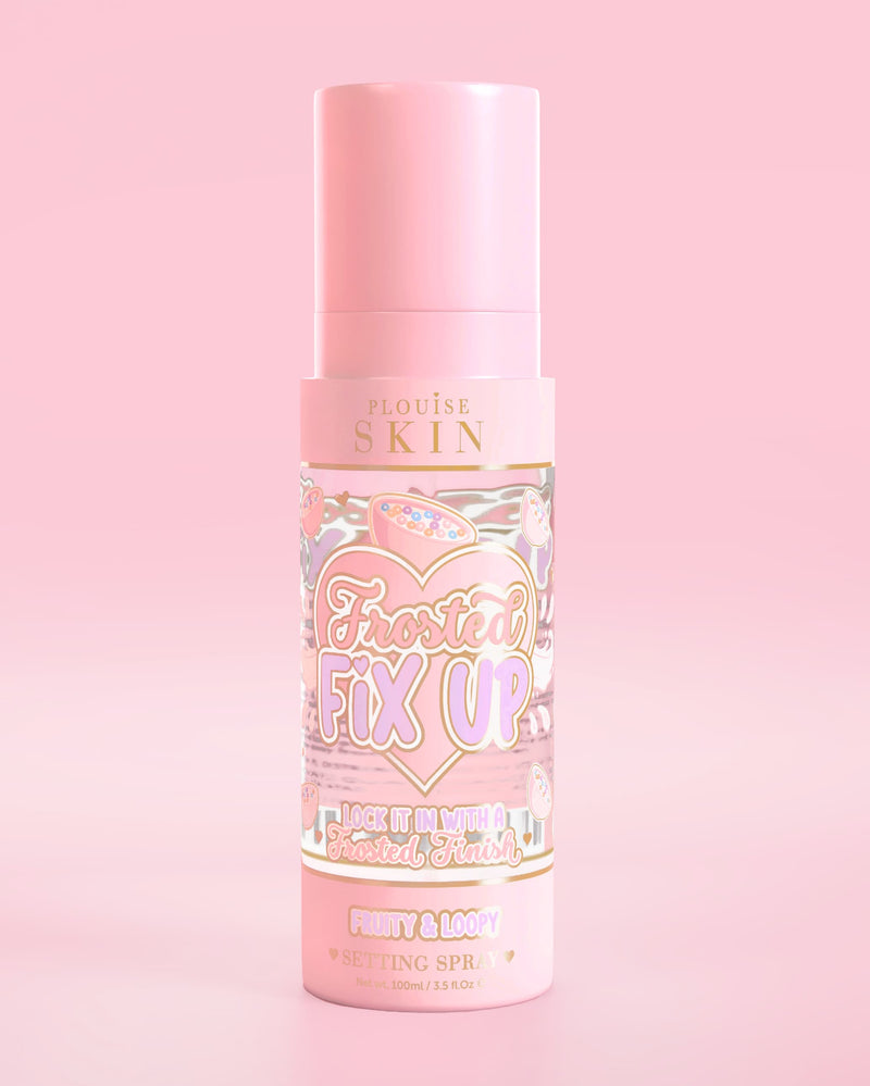 Rosa Flasche P. Louise Skin Breakfast Frosted Fix Up Blurring Setting Spray mit fruchtigem und verrücktem Duft, angereichert mit Hautpflege auf rosa Hintergrund
