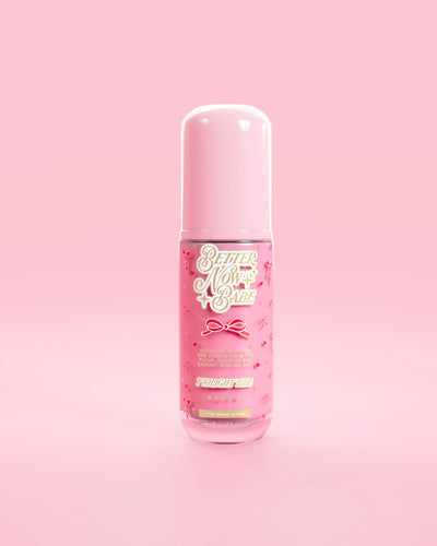 Doorzichtig roze flesje P.Louise Better Now Babe roze barrièrereparatieserum in schemergeur tegen een roze achtergrond