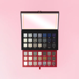 P.Louise Mystic Moonlight halloween makeup øyenskyggepalett med ulike nyanser på rosa bakgrunn