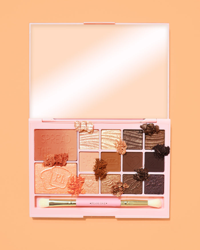 Et billede af P. Louise Breakfast Bites All In One Makeup Palette i Toasty & Fristende varm neutral farvemåde på en orange baggrund