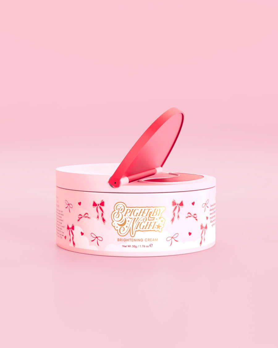 Pink balje af P.Louise Bright By Night Brightening Cream med rød sløjfe grafiske elementer mod en lyserød baggrund