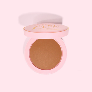Pó bronzeador compacto P.Louise cozido em uma caixa rosa sobre fundo branco