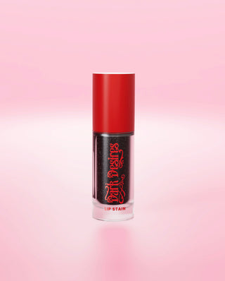 Un rossetto nero cangiante P.Louise con cappuccio rosso su sfondo rosa