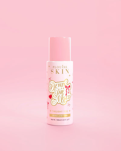 Roze P.Louise fles Dewing The Most Double Layer Toner met rode strikjes tegen een roze achtergrond