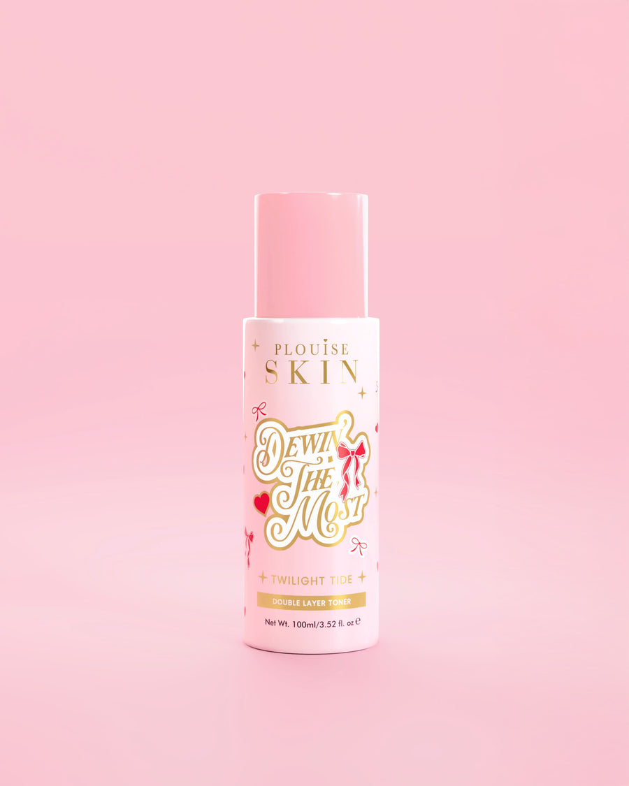 Pink P.Louise flaske Dewing The Most Double Layer Toner med rød sløjfedesign på en lyserød baggrund