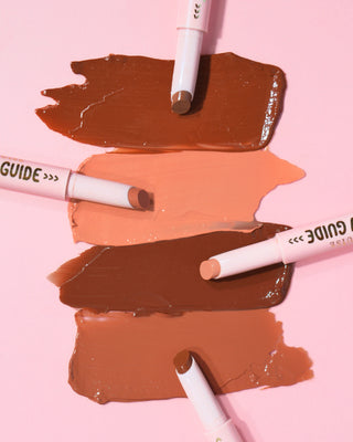 Amostras dos bálsamos de batom brilhante P.Louise Glow Guide em um fundo rosa