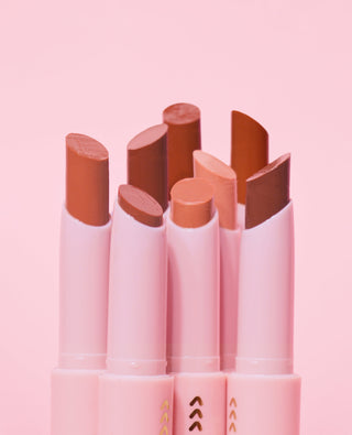Close de um conjunto de bálsamos para batom brilhante P.Louise Glow Guide em uma variedade de cores