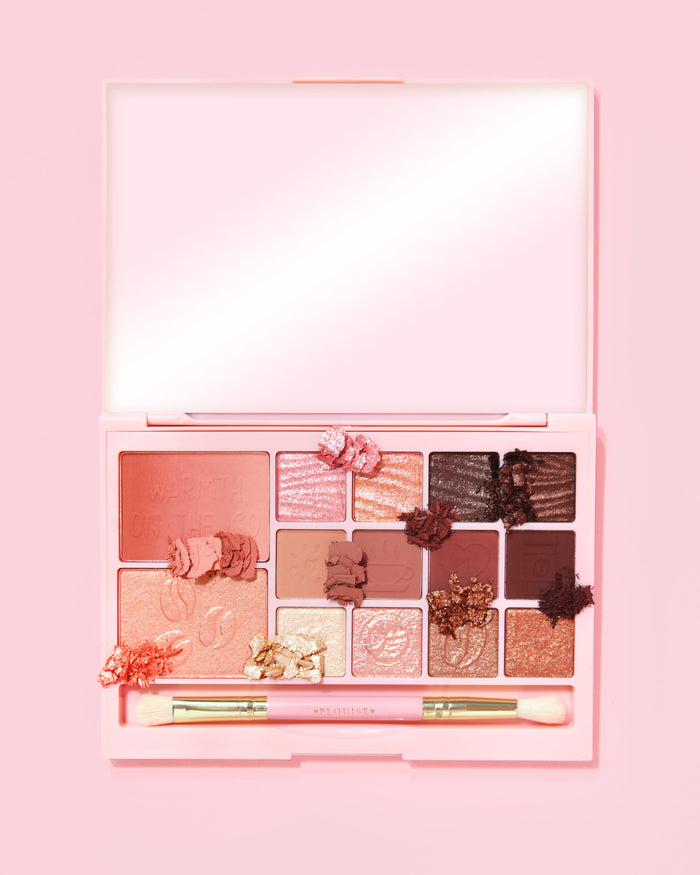 Et billede af P. Louise Breakfast Bites All In One Makeup Palette i Hot To Go i en neutral og lilla farvemåde på en lyserød baggrund