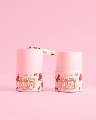 Zwei rosa Gläser P.Louise Pass The Plump Lip Treatment mit Wassermelonen-Design auf rosa Hintergrund