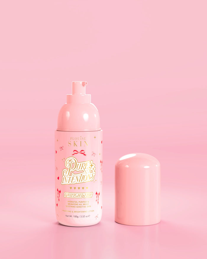Růžová lahvička P.Louise Pure Intentions Purify & Brightening Lotion s červenou mašlí na růžovém pozadí