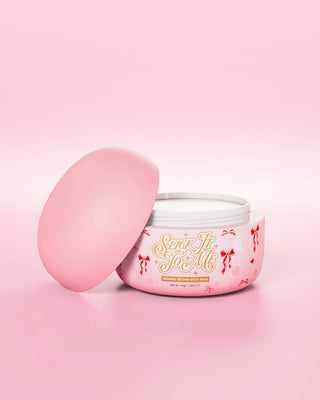 Rosa badekar med P.Louise Slick It To Me Shimmer Melting Body Balm med lokket av  
