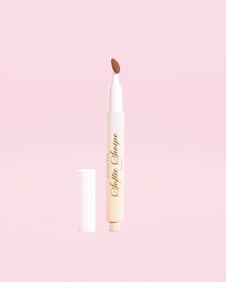 Uma imagem de uma máscara labial P.Louise Softie Swipe Tinted em Soft Launch contra um fundo rosa
