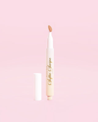 Uma imagem mostrando a máscara labial P.Louise Softie Swipe Tinted em tom Barely There contra um fundo rosa