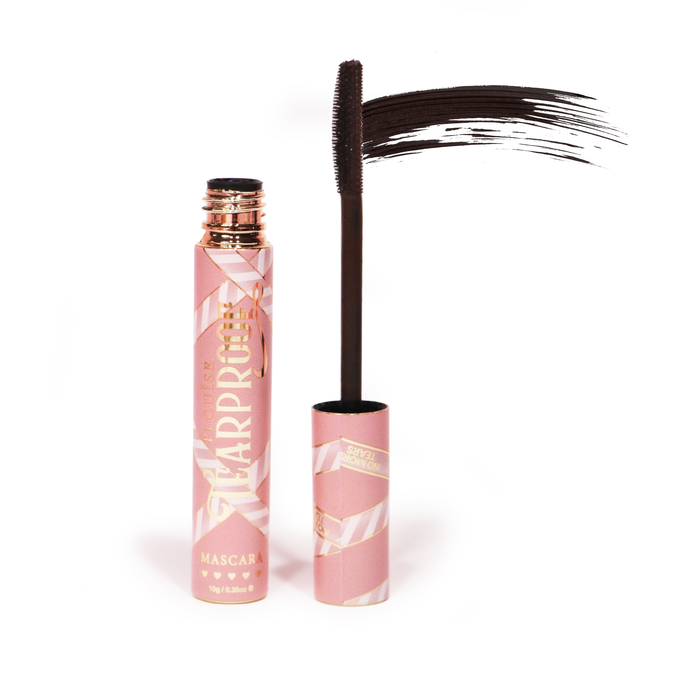 P. Louise Tearproof Mascara i rig brun på hvid baggrund