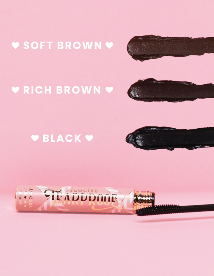 P. Louise Tearproof Mascara-swatches i tre forskellige nuancer med tekst, der siger hver nuance på en lyserød baggrund