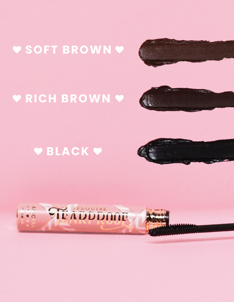 P. Louise Tearproof Mascara-swatches i tre forskellige nuancer med tekst, der siger hver nuance på en lyserød baggrund