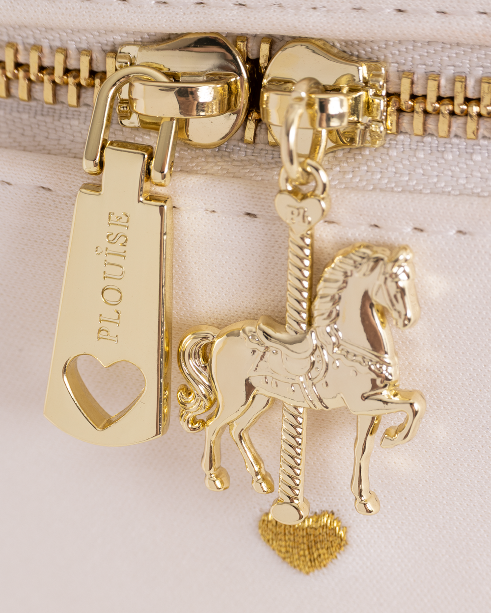 The Carousel Carry 7-Piece Beauty Gift Set - Vanilla Snow Cream