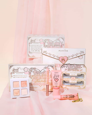 Set trucco sposa P.Louise You're Cordially Invited con confezione rosa e bianca su sfondo rosa tenue