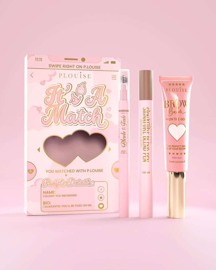 Riječ je o A Match kozmetičkom setu za obrve koji uključuje P.Louise Signature Blend Pen, Blade & Fade Brow Pencil i Brow Balm, upakiran u ružičaste i zlatne tematske kutije s motivima srca.
