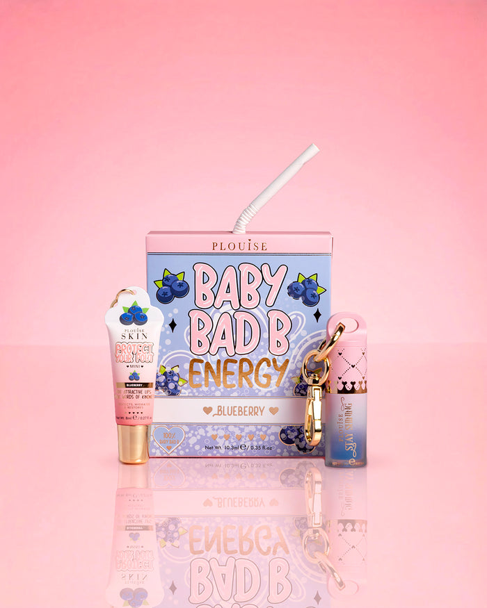 P.Louise Blueberry Baby Bad B Energy Mini Lip Conditioner ja Lip Oil Duo vaaleanpunaisella taustalla
