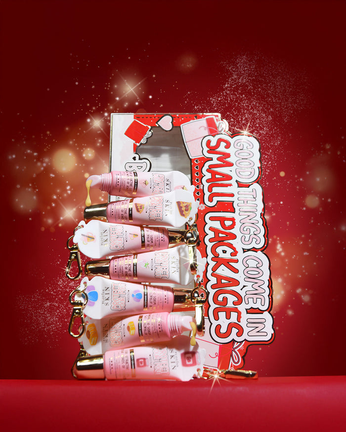 Set darovnog seta mini balzama za usne 'All Good Things Come In Small Packages' na crvenoj pozadini