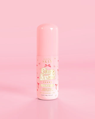 Rosa flaske P.Louise Pure Intentions Purify & Brightening Lotion med rød sløyfedesign mot en rosa bakgrunn