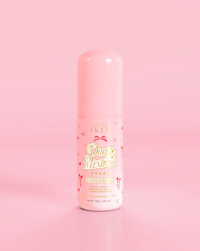 Roze flesje P.Louise Pure Intentions Purify & Brightening Lotion met rode strikjes tegen een roze achtergrond