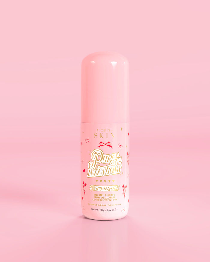 Růžová lahvička P.Louise Pure Intentions Purify & Brightening Lotion s červenou mašlí na růžovém pozadí