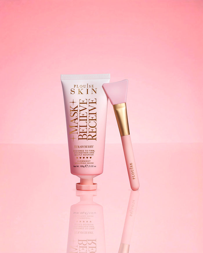 P.Louise Strawberry Overnight Wrapping Mask Mask Believe Receive vaaleanpunaisella taustalla
