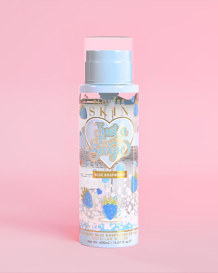 P. Louise Just A Swipe micellar water με άρωμα μπλε βατόμουρο με σχέδια μπλε βατόμουρο στο μπουκάλι σε ανοιχτό ροζ φόντο