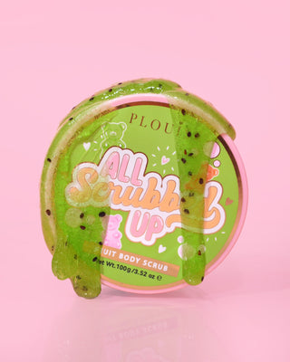 Nádoba P.Louise All Scrubbed Up Body Scrub se štítkem „Candy Bears“ na růžovém pozadí, přičemž produkt vypadá jako zelený gel