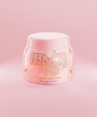En rosa krukke med P.Louise Bedslime Routine Jelly Makeup Removing Cleanser med jordbær- og kremdesign.