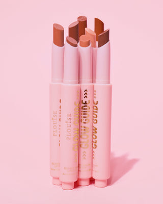 Shot van de P.Louise Glow Guide Glossy Lipstick Balsm volledig zonder lippen die het kleurengamma op een roze achtergrond laat zien