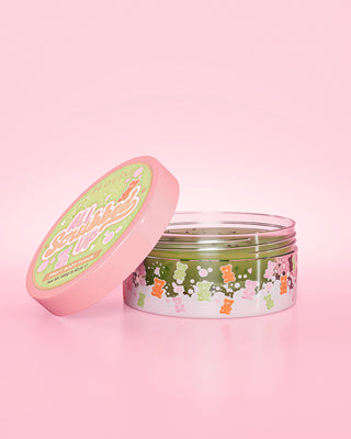 Otevřená sklenice P. Louise All Scrubbed Up Body Scrub ve vůni Gummy Bears na růžovém pozadí