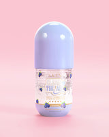 Bottiglia di P. Louise Clear The Air Blueberry Gel Cleanser su sfondo rosa