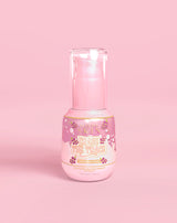 Rosa flaske P. Louise Erase The Trace Dark Spot Correcting Serum på rosa bakgrunn