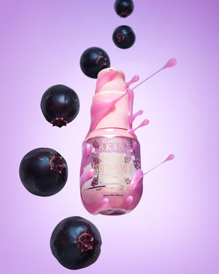 Pink flaske P. Louise Erase The Trace Dark Spot Correcting Serum med væske, der kommer fra flasken omgivet af solbær på en lilla baggrund