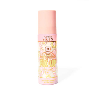 Pink flaske P. Louise Fix Up Mattifying Setting Spray med pink og gul geardesign på flasken mod en hvid baggrund