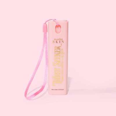 Pink mini nøglering rejsestørrelse P. Louise thirst seeker fugtgivende setting spray med en rem på en lyserød baggrund