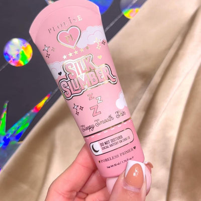 Osoba trzymająca tubkę podkładu P.Louise Silk Slumber Poreless Primer z różowym tłem i szczegółami produktu kosmetycznego.