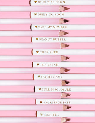 En bild av P.Louise Ultimate Definition Sharpenable Lip Liners i rad som visar bottnarna och namnet på varje nyans på pennan