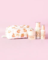 Et billede af P.Louise Softest Touch Skincare Starter Kit med en stor bamse-hudpleje- og makeuptaske og 3 hudplejeprodukter mod en lyserød baggrund