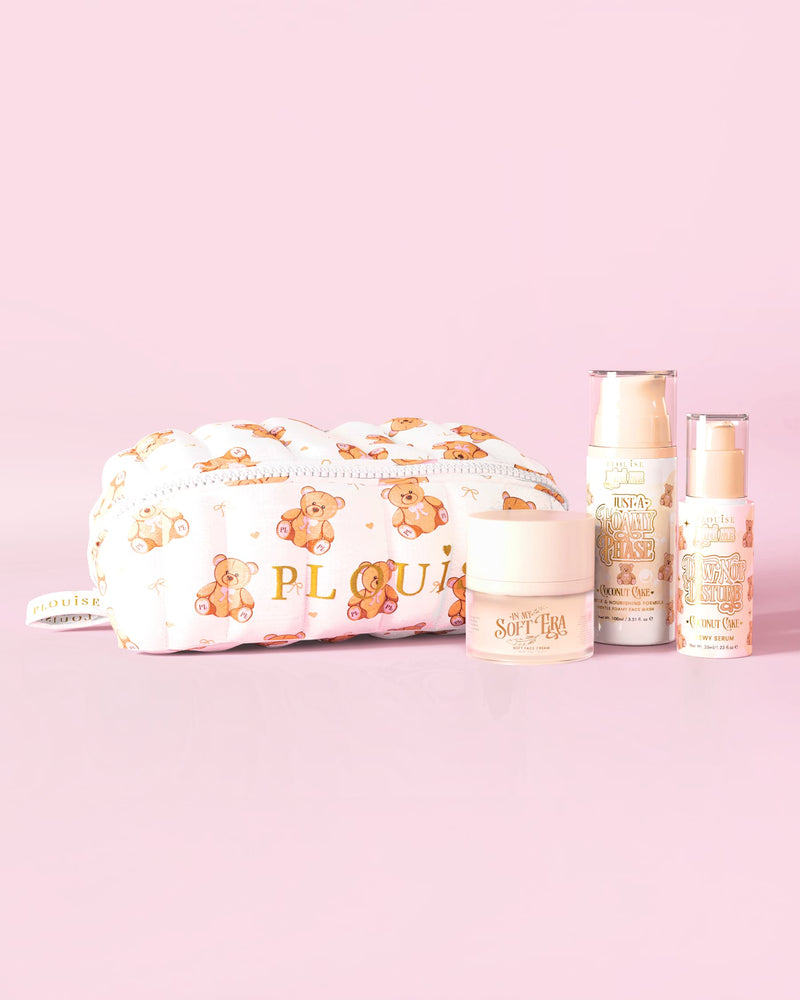 Et billede af P.Louise Softest Touch Skincare Starter Kit med en stor bamse-hudpleje- og makeuptaske og 3 hudplejeprodukter mod en lyserød baggrund