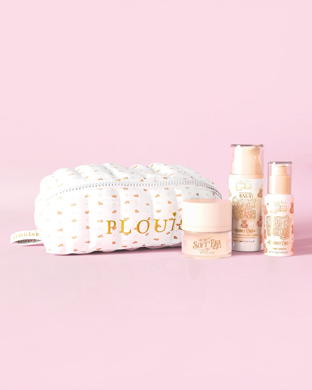 Obrázek P.Louise The Softest Touch Starter Kit Care Starter Kit s malým potiskem plyšového make-upu a taštičkou pro péči o pleť obsahující 3 produkty péče o pleť na růžovém pozadí