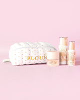 Obrázek P.Louise The Softest Touch Starter Kit Care Starter Kit s malým potiskem plyšového make-upu a taštičkou pro péči o pleť obsahující 3 produkty péče o pleť na růžovém pozadí